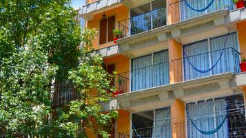 Vista frontal de la propiedad