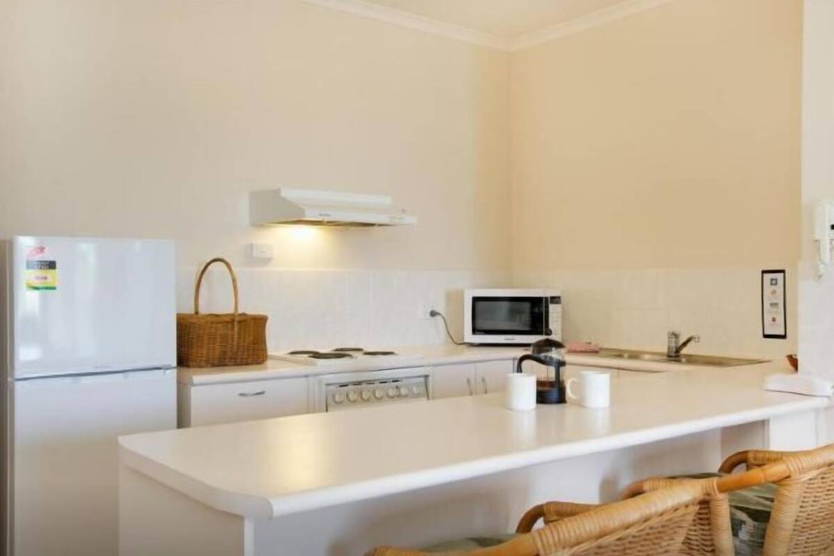 Private kitchen | Full-size fridge, microwave, oven, stovetop