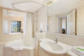 Bathroom - Tropic Towers Apartments (Cairns North)