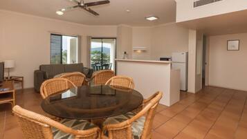 Full-sized fridge, microwave, oven, stovetop