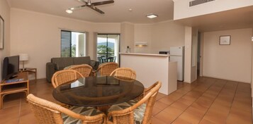 Full-sized fridge, microwave, oven, stovetop