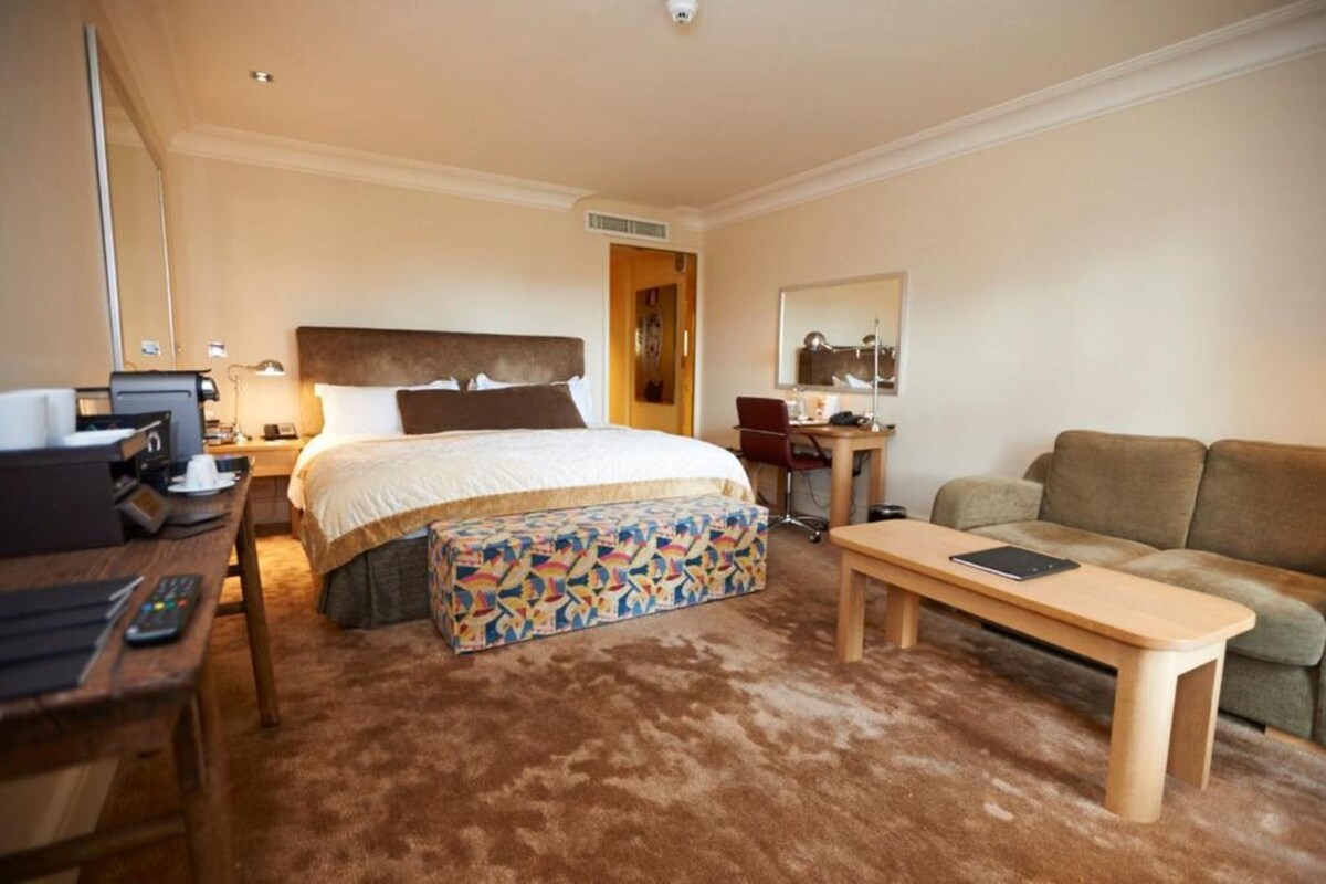 Quarto executivo, 1 cama King (Pavilion) | Frigobar, cofres nos quartos, individualmente mobiliados, escrivaninha