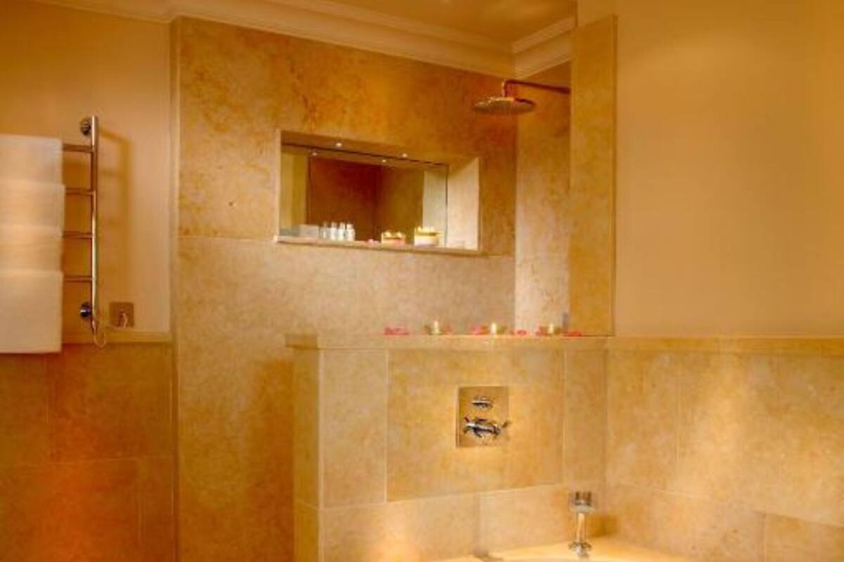 Baignoire et douche séparées, baignoire relaxante profonde