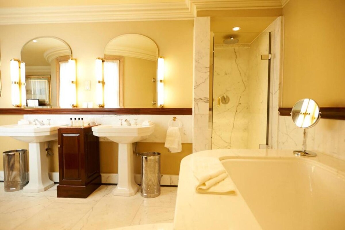 Suíte com design assinado, 1 cama King (Mansion) | Banheiro | Banheira e chuveiro separados, banheira de imersão