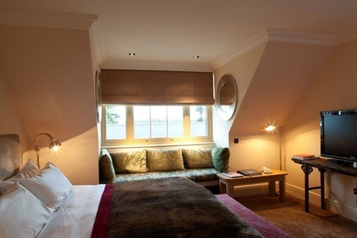 Quarto luxo, 1 cama King (Pavilion) | Frigobar, cofres nos quartos, individualmente mobiliados, escrivaninha