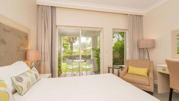 Ropa de cama de alta calidad y caja de seguridad en la habitación