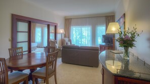 Premium bedding, in-room safe, desk, laptop workspace - Joondalup Resort (Connolly)