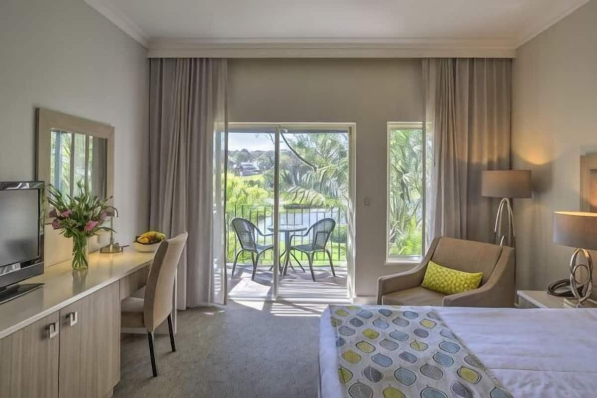 Premium bedding, in-room safe, desk, laptop workspace