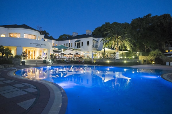 Una piscina al aire libre (de 07:00 a 19:00), sombrillas, tumbonas