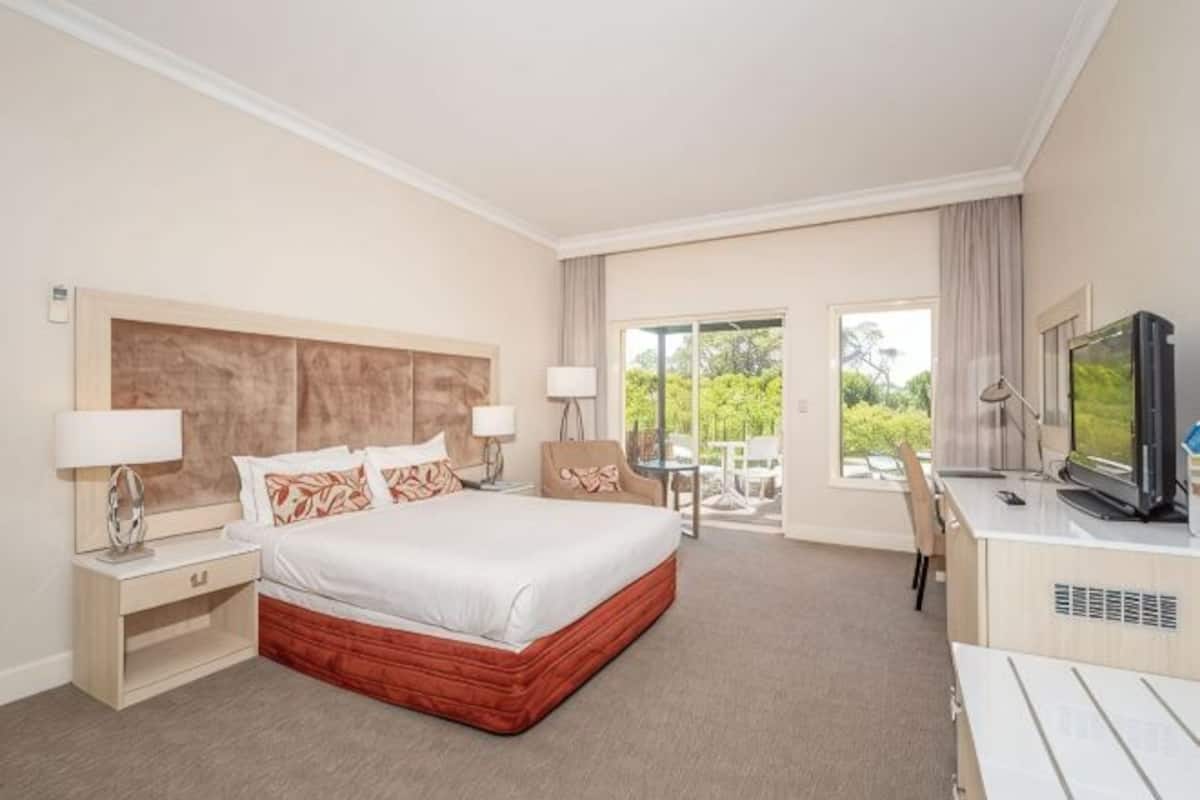 Premium bedding, in-room safe, desk, laptop workspace