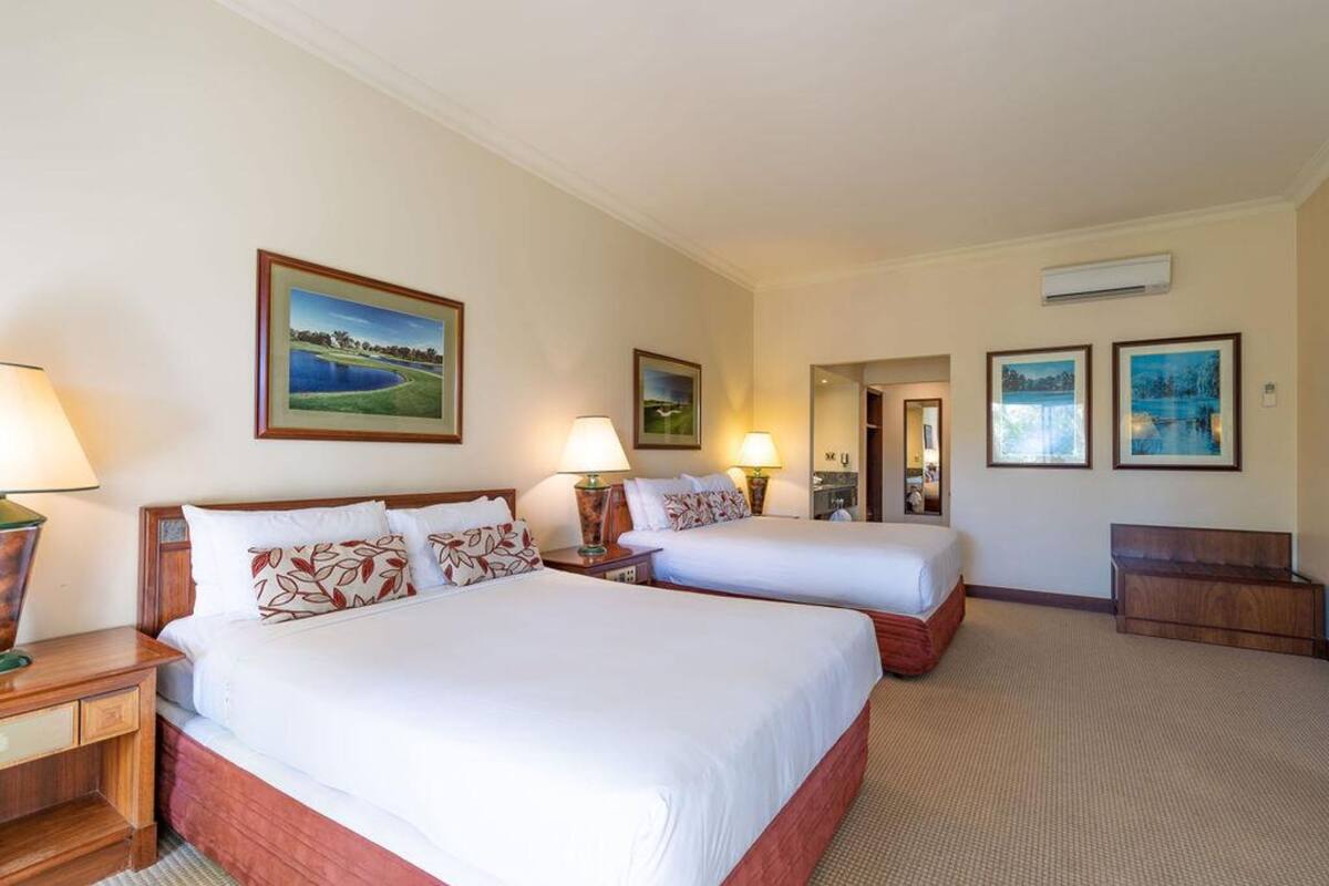 Premium bedding, in-room safe, desk, laptop workspace