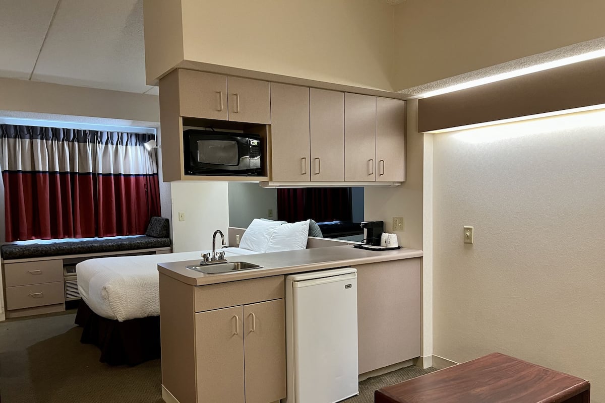 Suite, 1 cama de matrimonio | Escritorio, cunas gratuitas, camas supletorias y wifi gratis