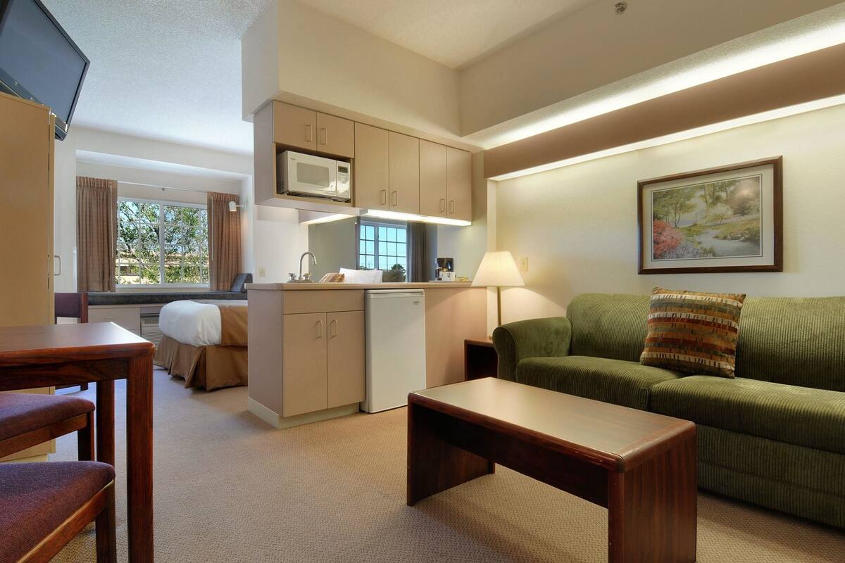 Desk, free cribs/infant beds, rollaway beds, free WiFi