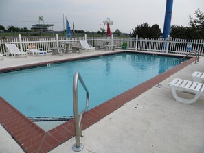 Una piscina al aire libre de temporada