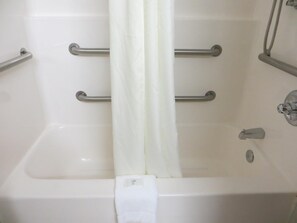 Combined shower/tub, free toiletries, hair dryer, towels - Patti's Inn & Suites (Grand Rivers)