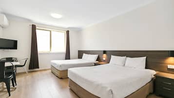 Bộ đồ giường cao cấp, két bảo mật tại phòng, bàn, màn/rèm cản sáng