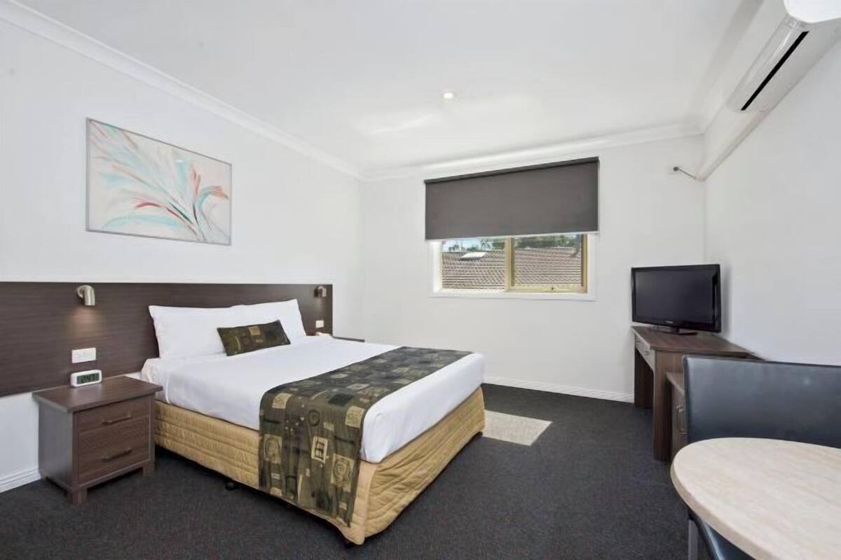 Premium bedding, in-room safe, desk, blackout curtains