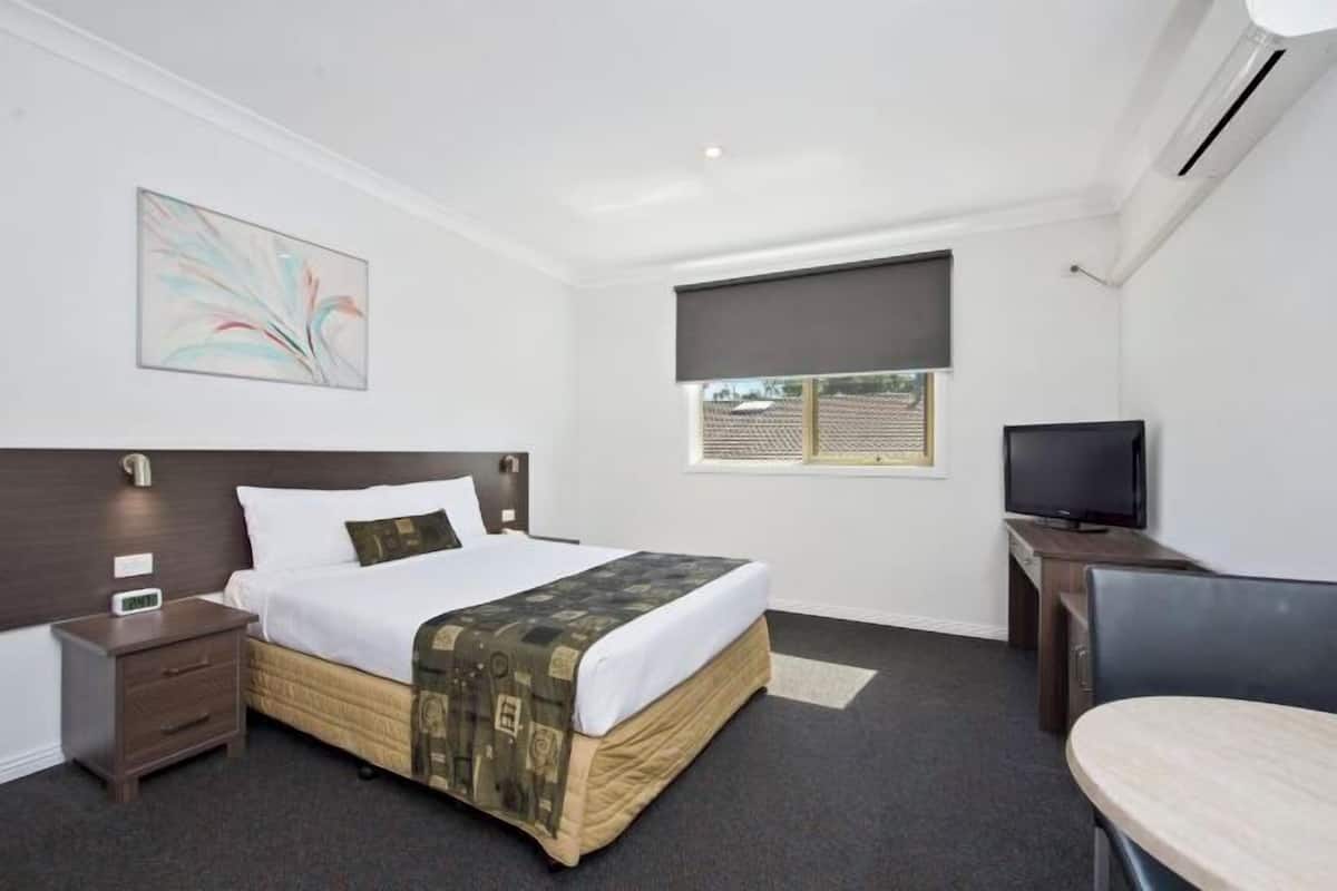 Premium bedding, in-room safe, desk, blackout drapes