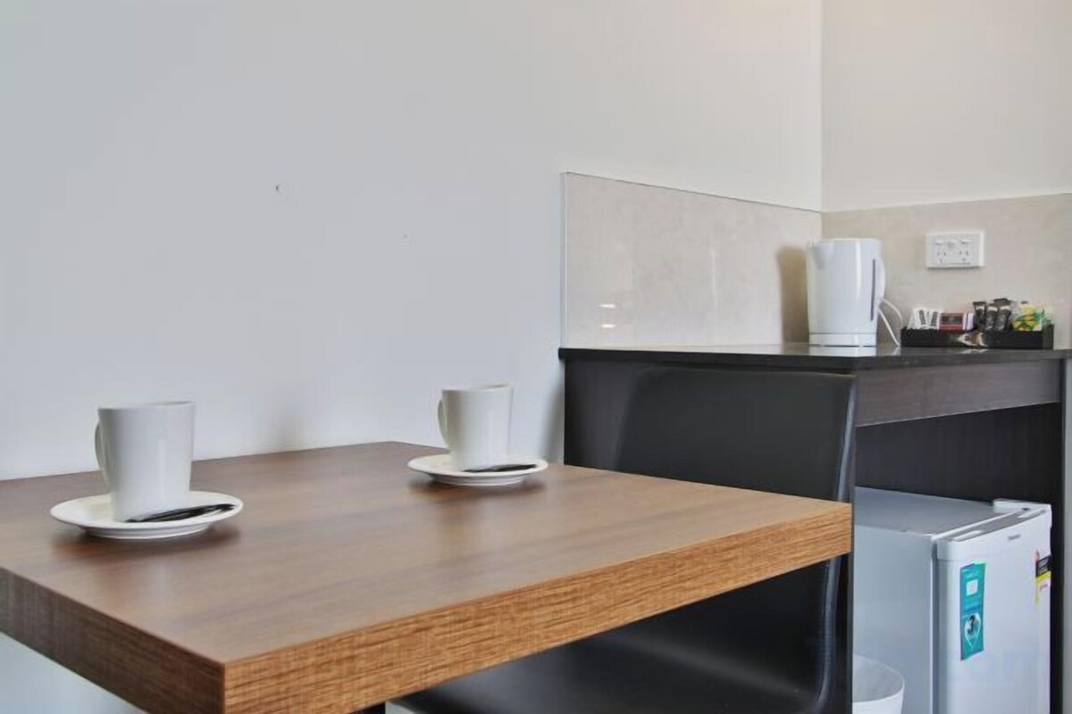 Dining | Breakfast and dinner served