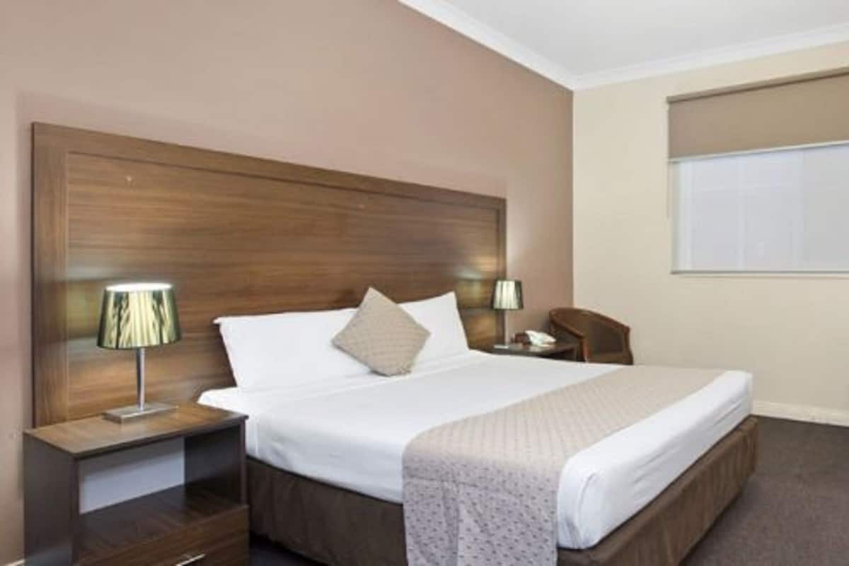 Suite Deluxe | Ropa de cama de alta calidad, caja fuerte, escritorio y cortinas opacas