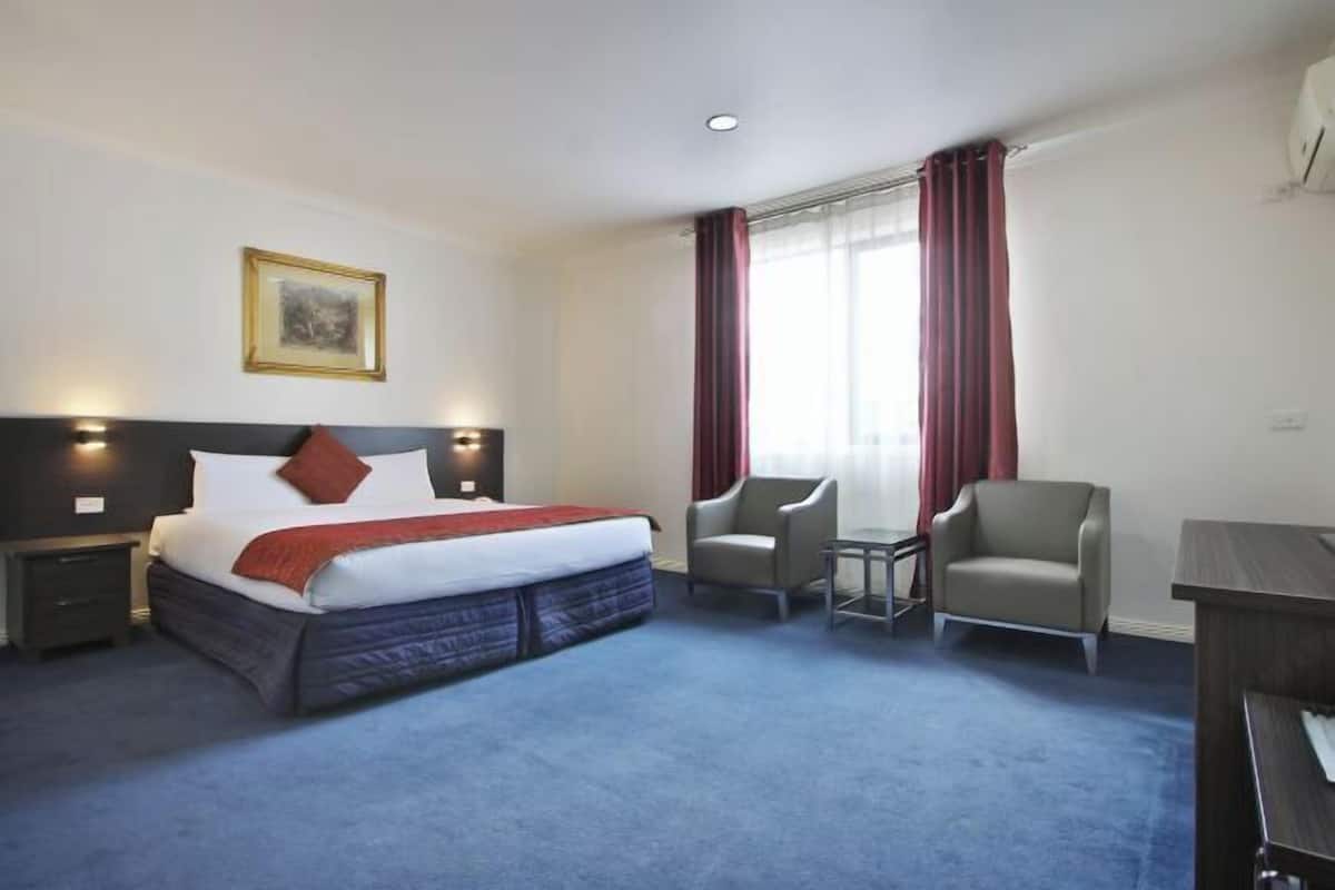 Luxe beddengoed, een kluis op de kamer, een bureau