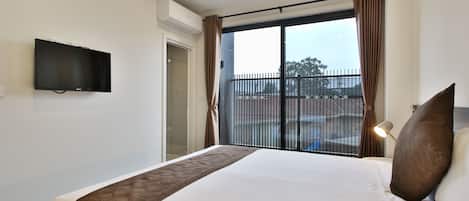 Ropa de cama de alta calidad y caja de seguridad en la habitación
