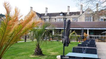 Breakfast and dinner served, British cuisine