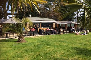 Petit-déjeuner et dîner servis sur place, spécialités Cuisine anglaise