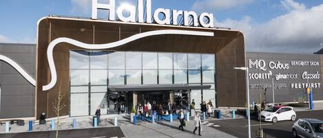 Un edificio moderno con el letrero 'Hallarna' sobre la entrada.