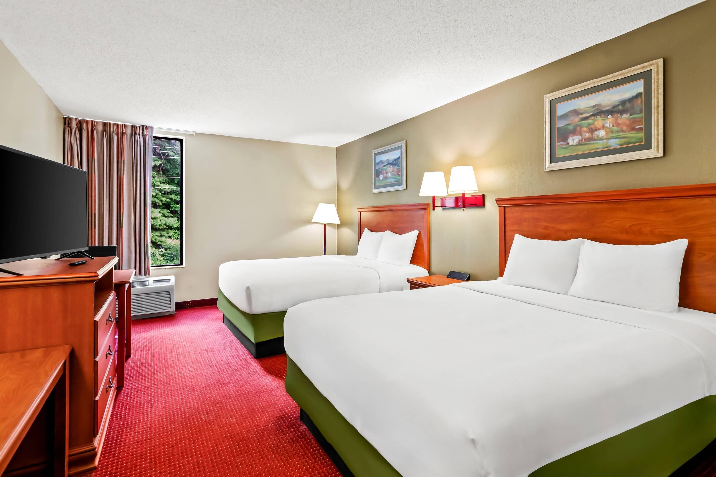 スタンダード ルーム クイーンベッド 2 台 禁煙 | デスク、WiFi (無料)、ベッドシーツ