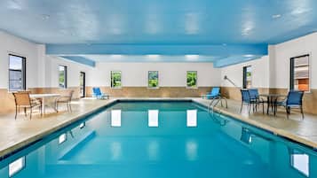 Piscina coberta (horari: 08:00-22:00) i gandules