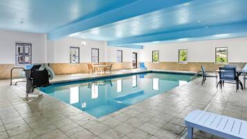 Piscina interna, funciona das 8h às 22h, espreguiçadeiras