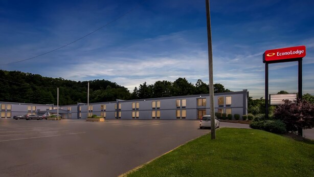 A large, modern hotel with a spacious parking lot and a sign for EconoLodge. - Econo Lodge Mt Hope - Beckley North (Mount Hope)