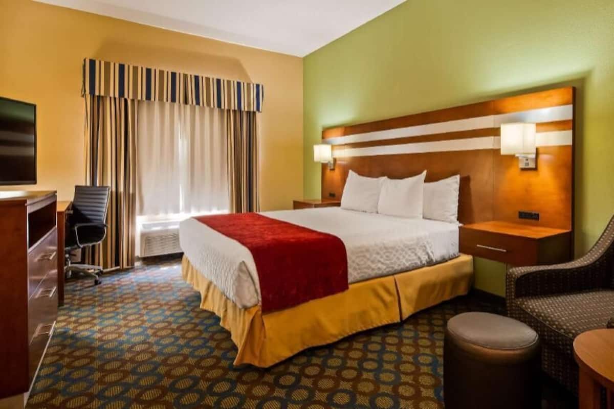 Escritorio, tabla de planchar con plancha, wifi gratis y ropa de cama