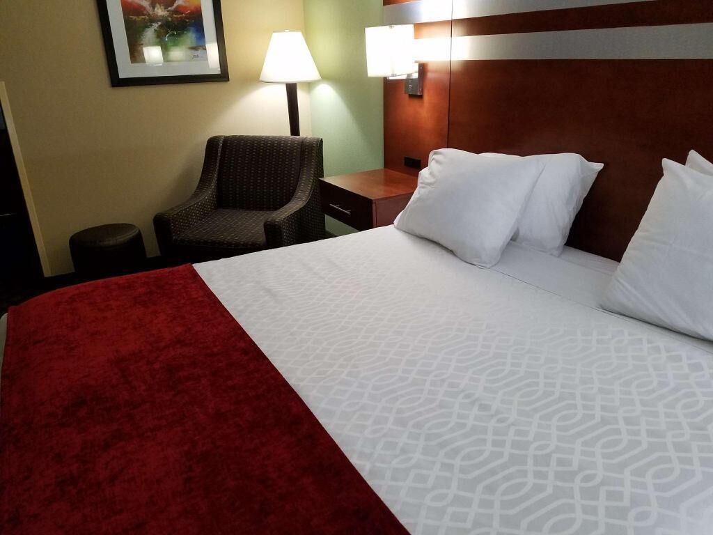 Escritorio, tabla de planchar con plancha, wifi gratis y ropa de cama 