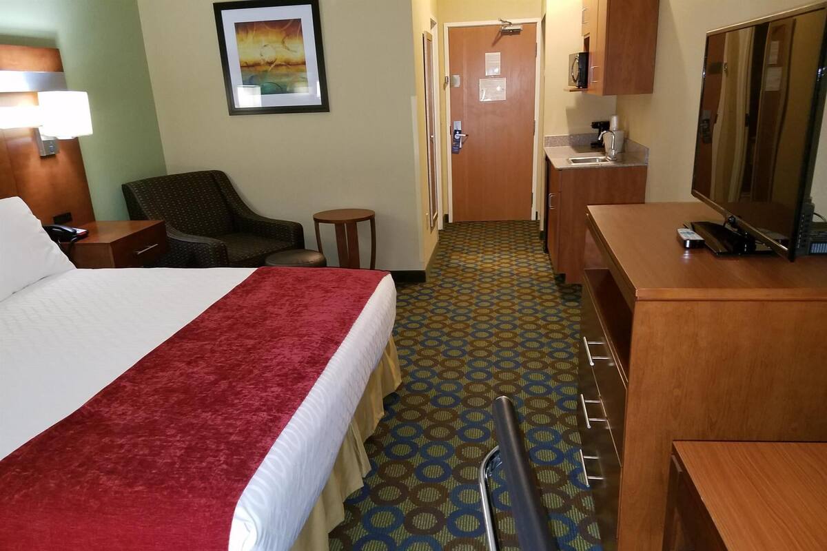 Desk, iron/ironing board, free WiFi, bed sheets