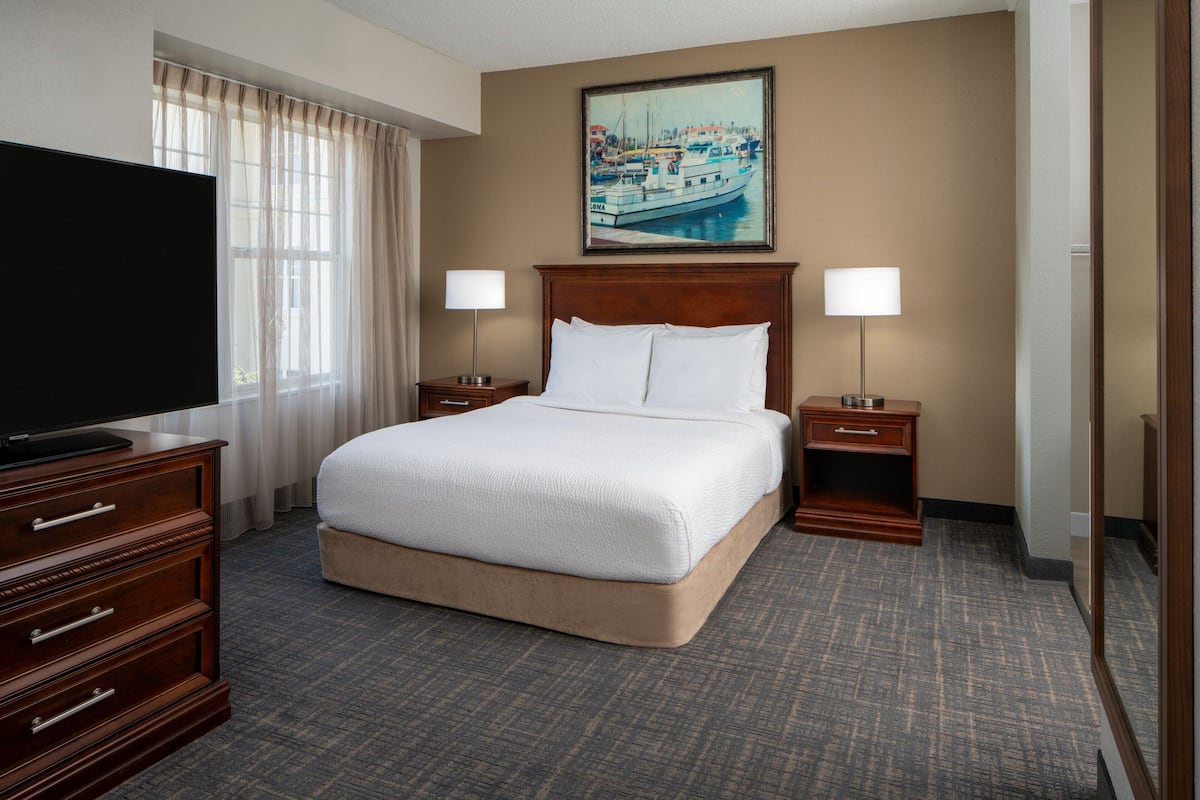 Suite, 1 Bedroom, Non Smoking (Mobility/Hearing Accessible, Tub) | Premium bedding, in-room safe, desk, laptop workspace