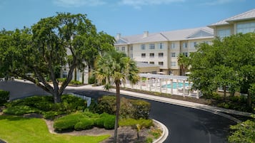 Surrounded by manicured lawns and lush greenery, this hotel offers a tranquil atmosphere.
