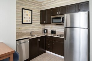 Full-size fridge, microwave, stovetop, dishwasher