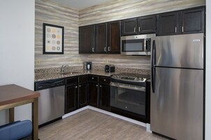 Roupas de cama premium, cofres nos quartos, escrivaninha