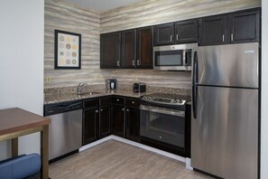 高档床上用品、客房内保险箱、办公桌、笔记本电脑工作区