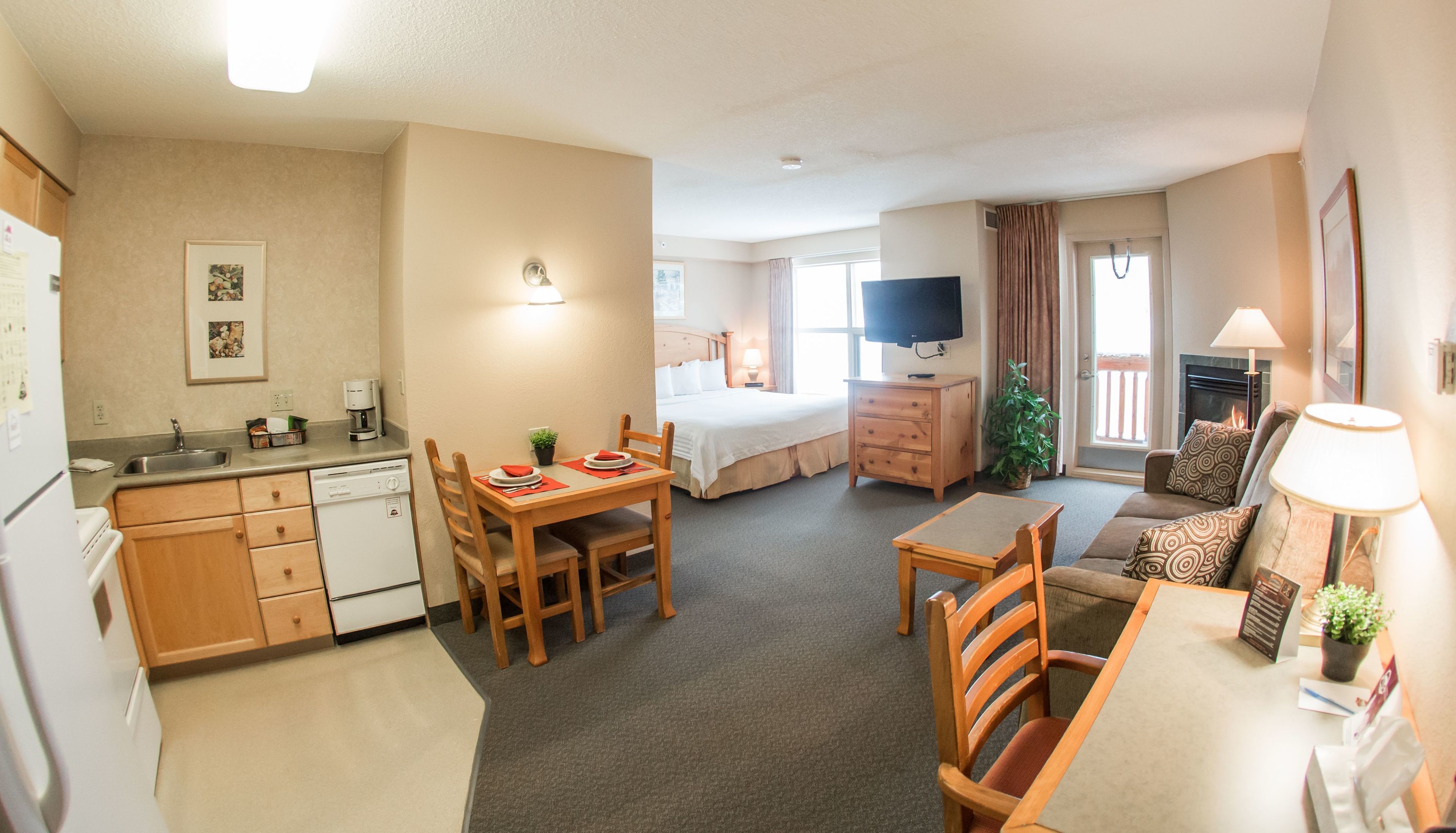 studio suite | living room | tv, fireplace