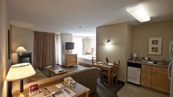 Studiosuite | Wohnbereich | Fernseher, Kamin