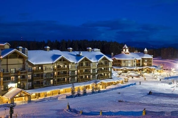 Front of property – evening/night - Trickle Creek Lodge (Kimberley)