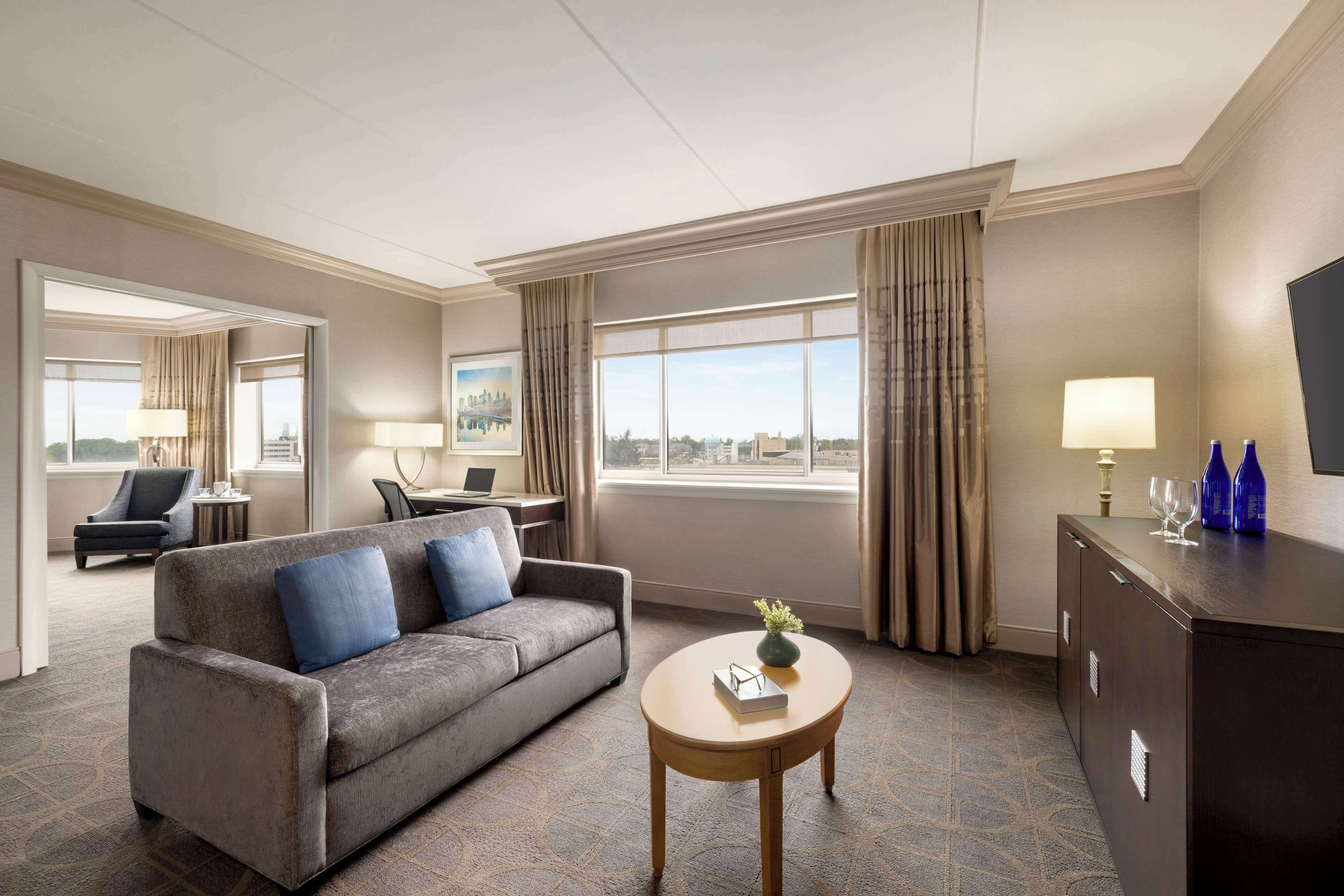 42 インチの液晶テレビ (ケーブル放送視聴可)、テレビ、iPod ドック