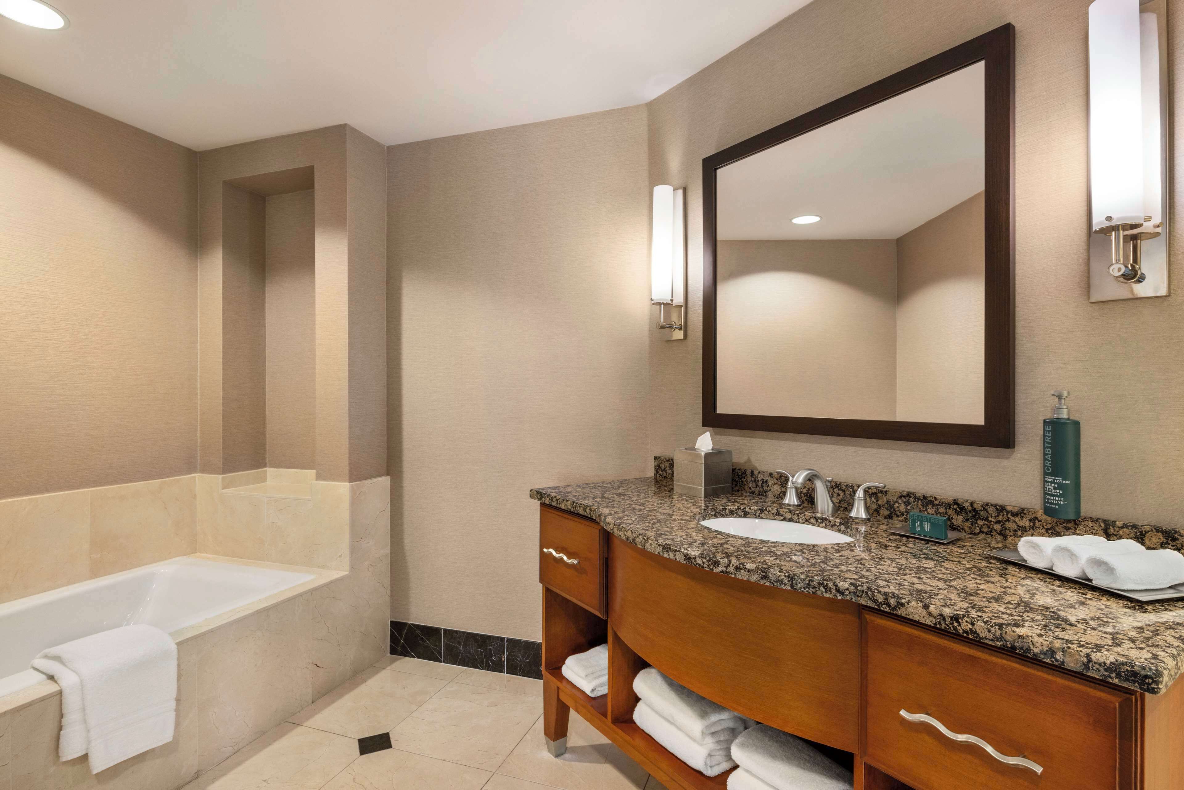 Doccia, set di cortesia firmato, asciugacapelli, asciugamani