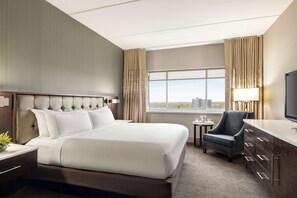 Premium bedding, in-room safe, desk, iron/ironing board - Hilton Philadelphia City Avenue (Philadelphia)