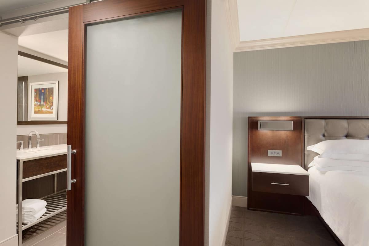 Peralatan tempat tidur premium, peti besi dalam bilik, meja