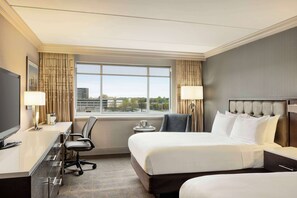 أغطية فراش متميزة وخزنة داخل الغرفة ومكتب ومكواة/لوح كي