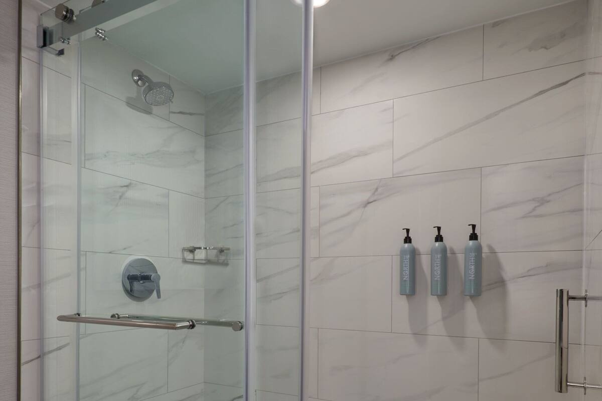 淋浴/盆浴组合、免费洗浴用品、吹风机、毛巾